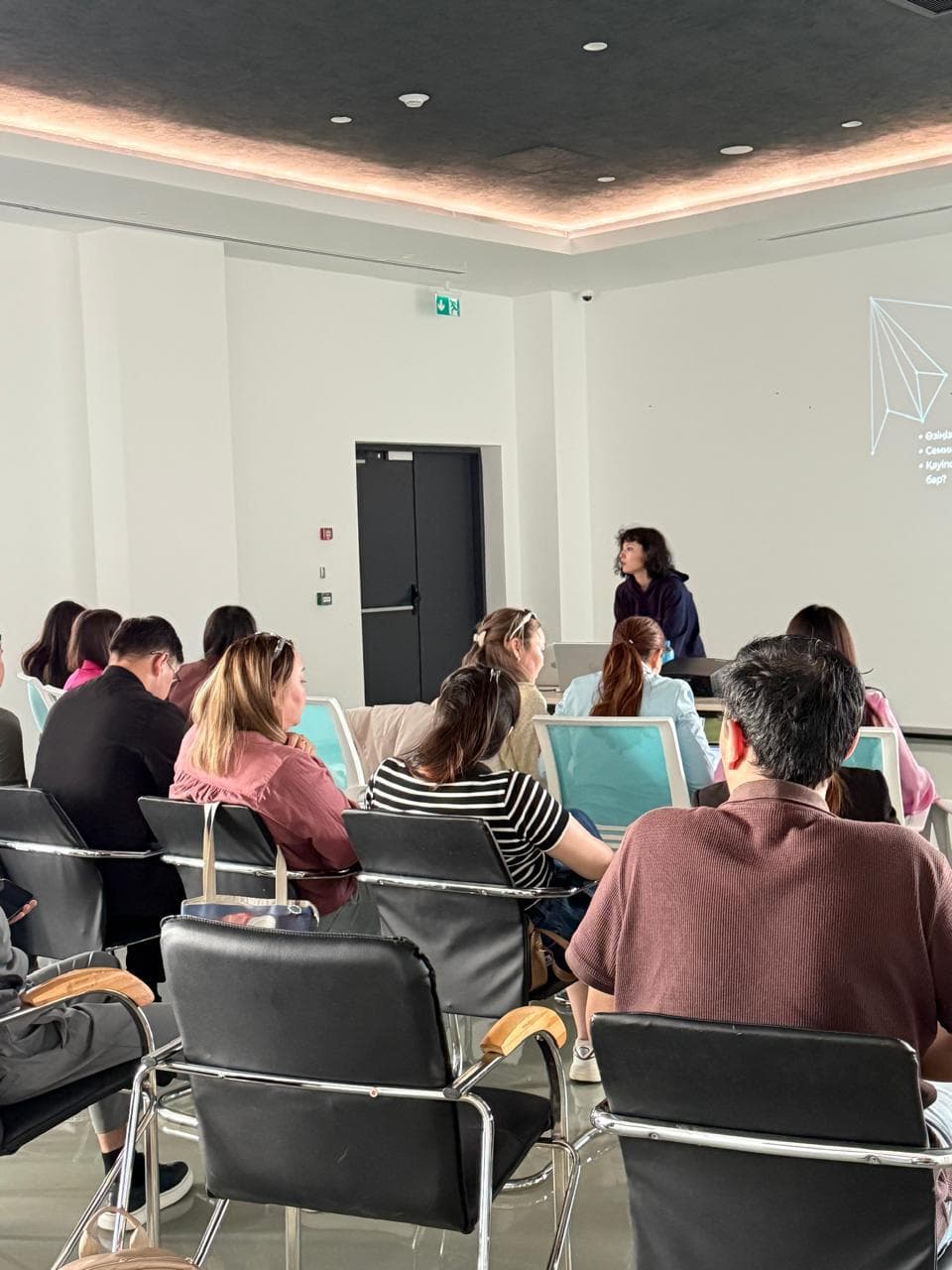 Киберкласс: зал с компьютерами и креслами